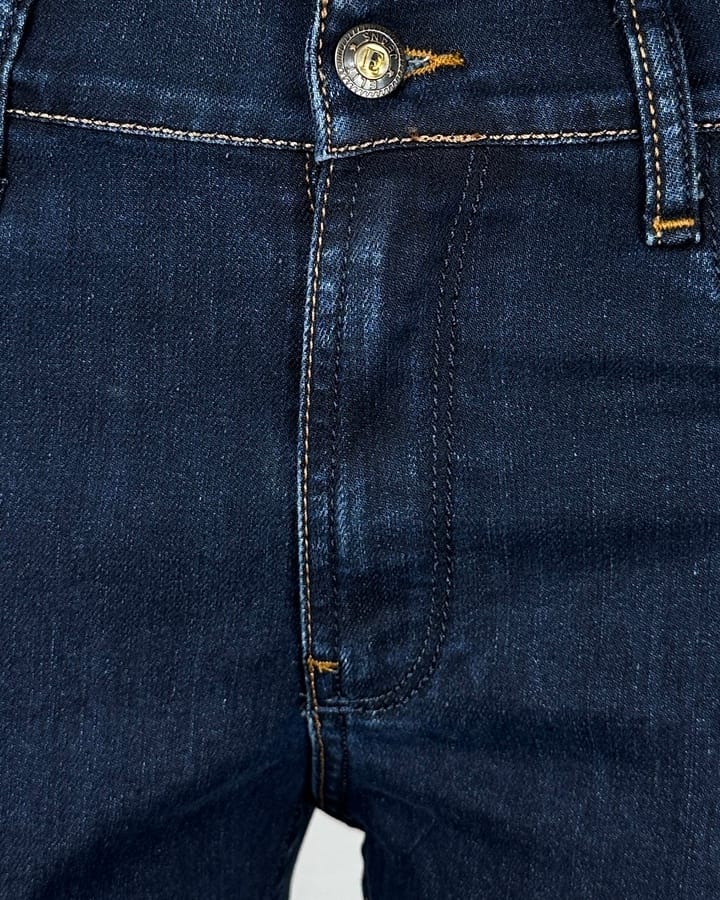 Muške indigo farmerice krupan plan prednjeg dela farmerica